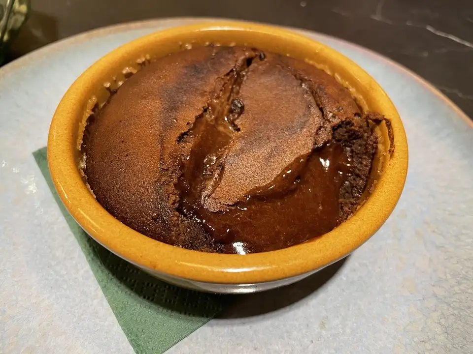 Souffle de chocolate con flambeado de ron