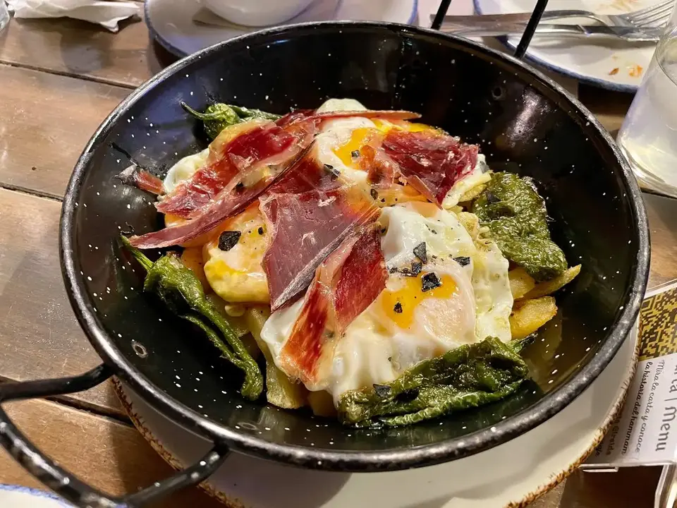 Huevos estrellados con jamón