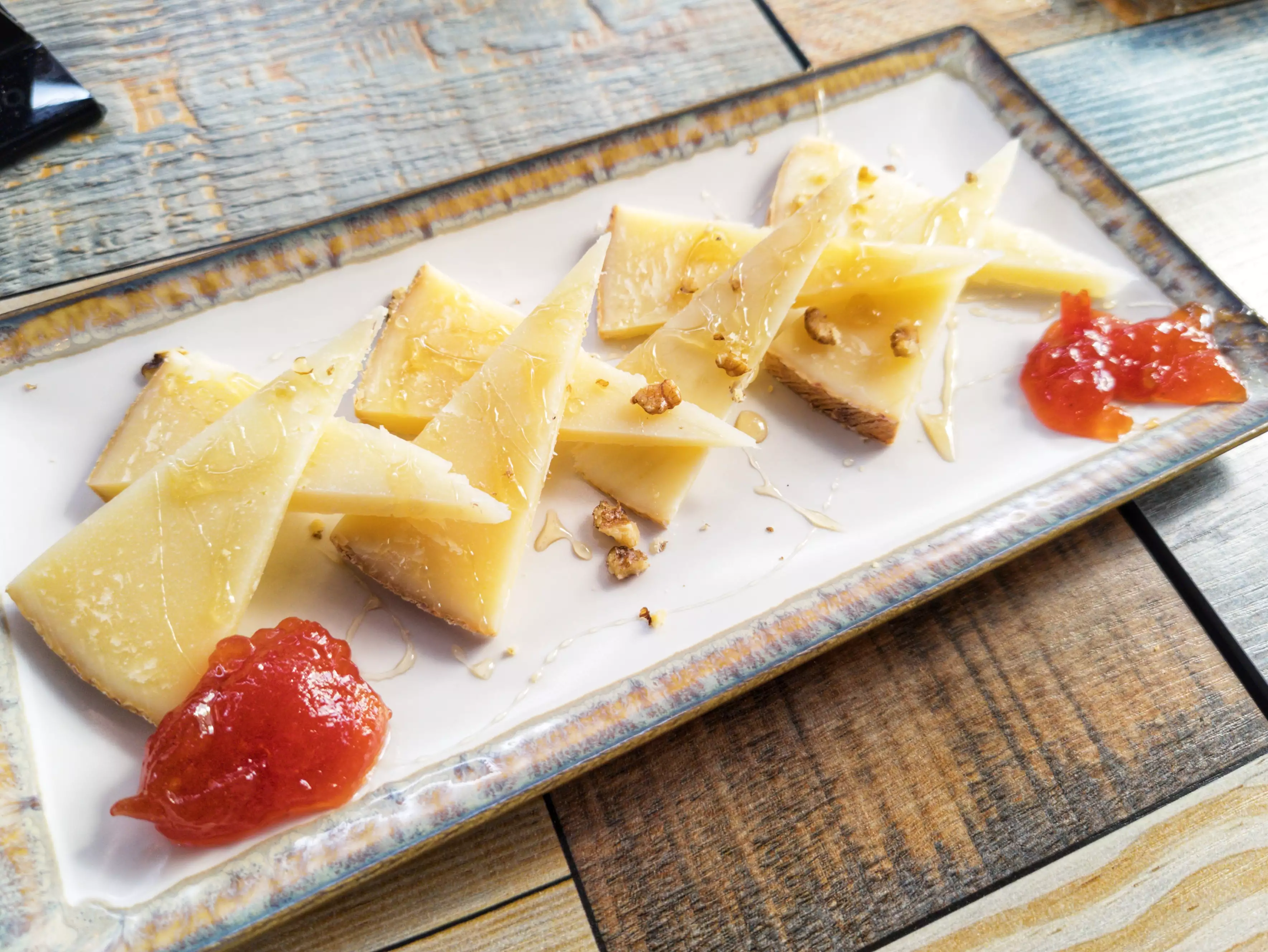 Queso Viejo De Cabra servido con miel y mermelada